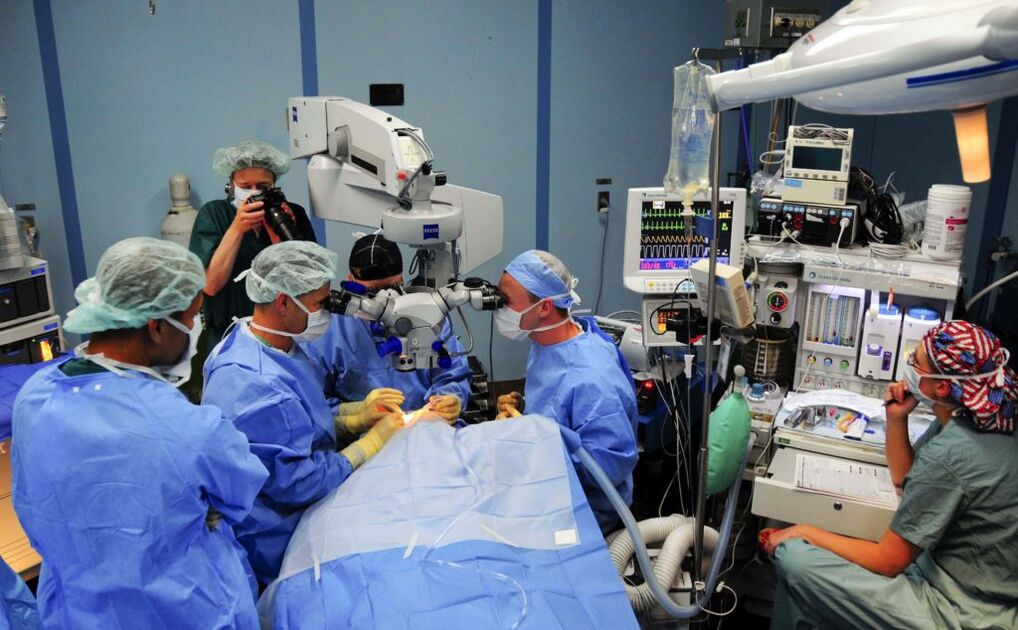 Surgeons of surgery to restore vision